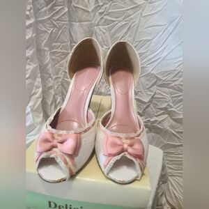 Delicious Vintage Women's White and Pink Heels